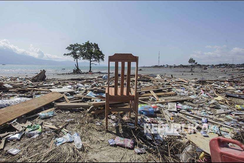 Sebuah kursi berada diantara bangunan yang ambruk dampak gempa dan tsunami di kawasan Pantai Taipa, Palu Utara, Sulawesi Tengah.