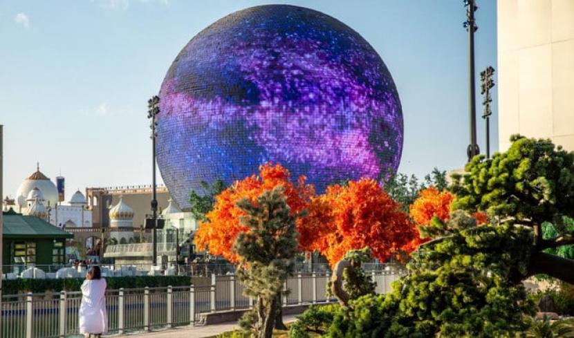 Sebuah landmark modern baru di ibu kota Kerajaan Arab Saudi, Light Ball telah dinobatkan oleh Guinness World Records sebagai bola LED bercahaya terbesar di dunia. Light Ball di Riyadh Pecahkan Rekor Sebagai Bola LED Terbesar di Dunia