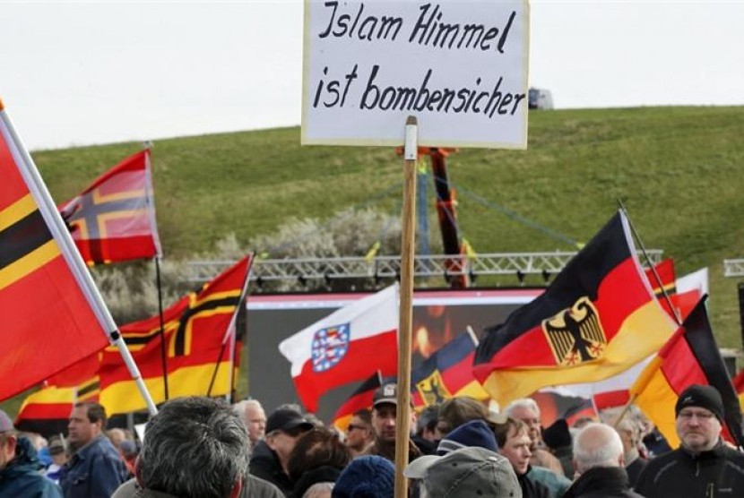 Sebuah laporan menyebutkan adanya keterkaitan antara penerangan antiimigran dengan meningkatnya grup sayap kanan di Jerman