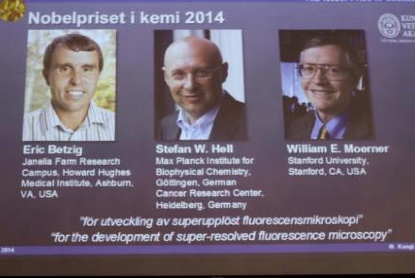 Sebuah layar menunjukkan nama-nama pemenang Nobel 2014 di bidang kimia.