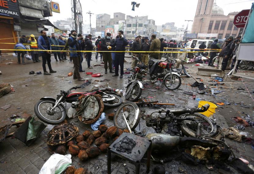 Sebuah ledakan bom mengguncang kota Lahore.  sedikitnya dua orang dilaporkan tewas dan beberapa lainnya mengalami luka-luka akibat insiden tersebut. Pakistan, Kamis (20/1/2022).