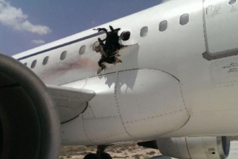 Sebuah ledakan dan api yang menyebabkan lubang di pesawat Daalo Airlines memaksa pilot melakukan pendaratan darurat di bandara internasional Mogadishu, Somalia, Selasa (2/2).