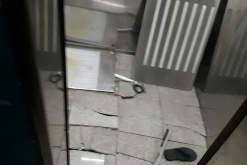 Sebuah lift di Blok M jatuh dari lantai tujuh, Jumat (17/3). Beberapa korban berjatuhan dalam peristiwa tersebut.  