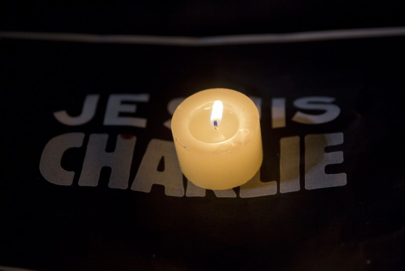 Sebuah lilin dinyalakan sebagai pernyataan berduka cita terhadap penembakan terhadap kantor majalah Charlie Hebdo di Paris, Prancis.