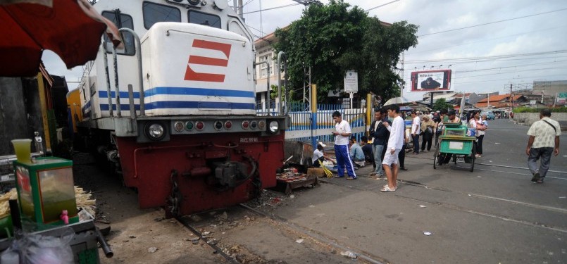 Sebuah lokomotif kereta api keluar dari Stasiun Pasar Senen, Jakarta, Senin (23/1). (Republika/Wihdan Hidayat)