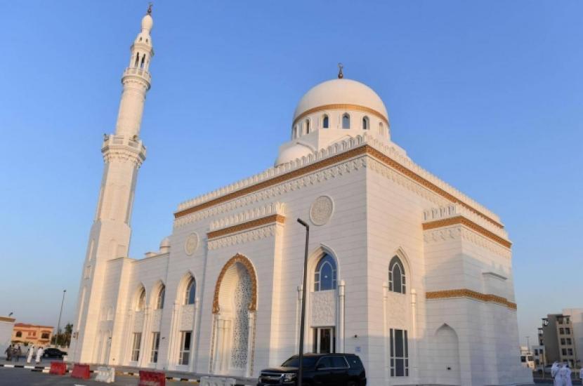 Seluruh Masjid di UEA Bersiap Gelar Sholat Jumat. Sebuah masjid di kota industri Uni Emirat Arab.