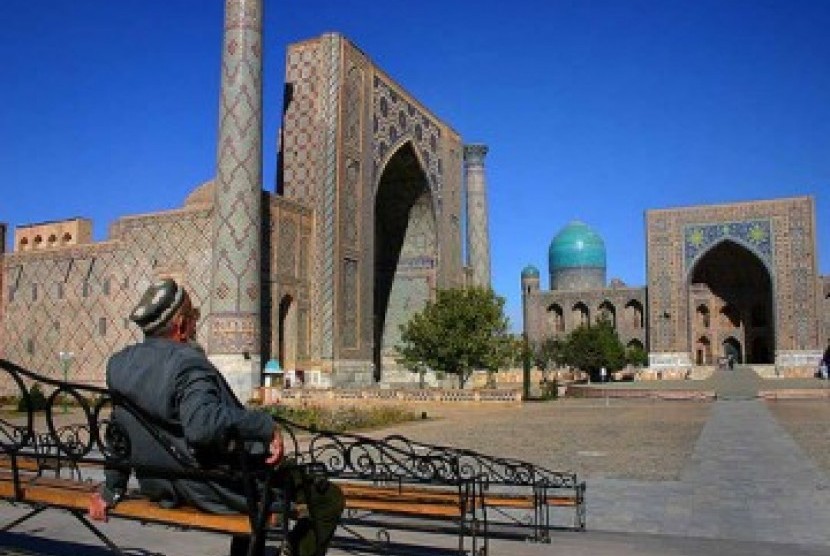 Uzbekistan Izinkan Sholat Jumat di Masjid Mulai 4 September. Sebuah masjid di Uzbekistan