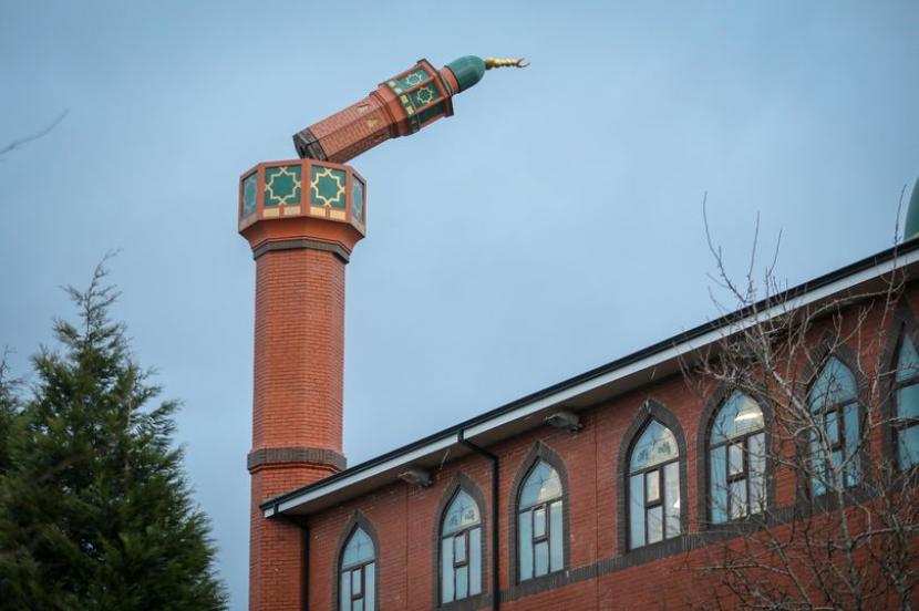 Sebuah menara Masjid Greengate Jamia di Oldham, Inggris, nyaris runtuh karena dihantam angin kencang selama Badai Eunice. 