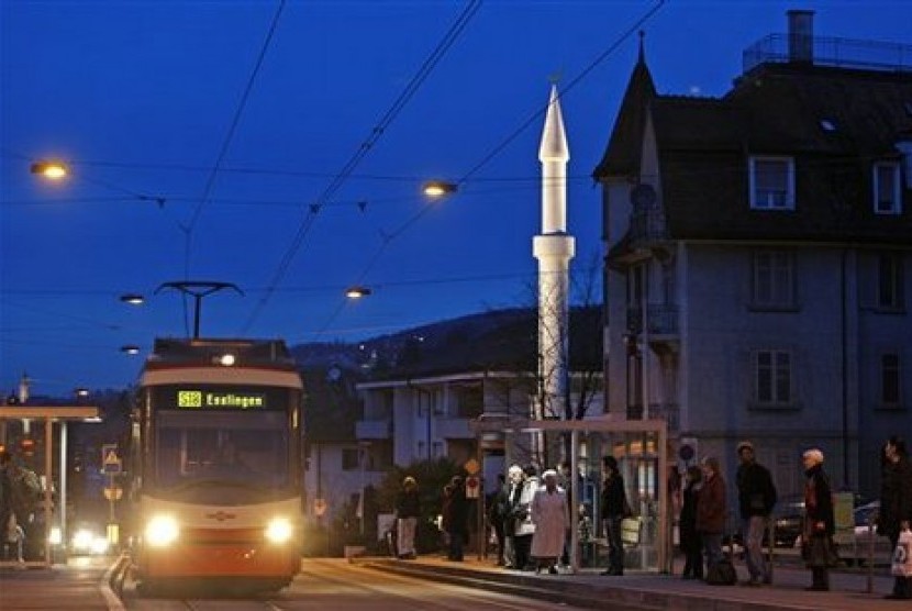 Sebuah menara masjid tampak di salah satu sudut kota di Swiss.