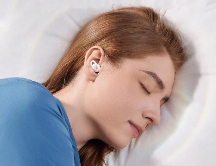 Mendengarkan brow noise menjadi salah satu cara mengatasi seseorang yang mudah terbangun ketika tidur. (ilustrasi)