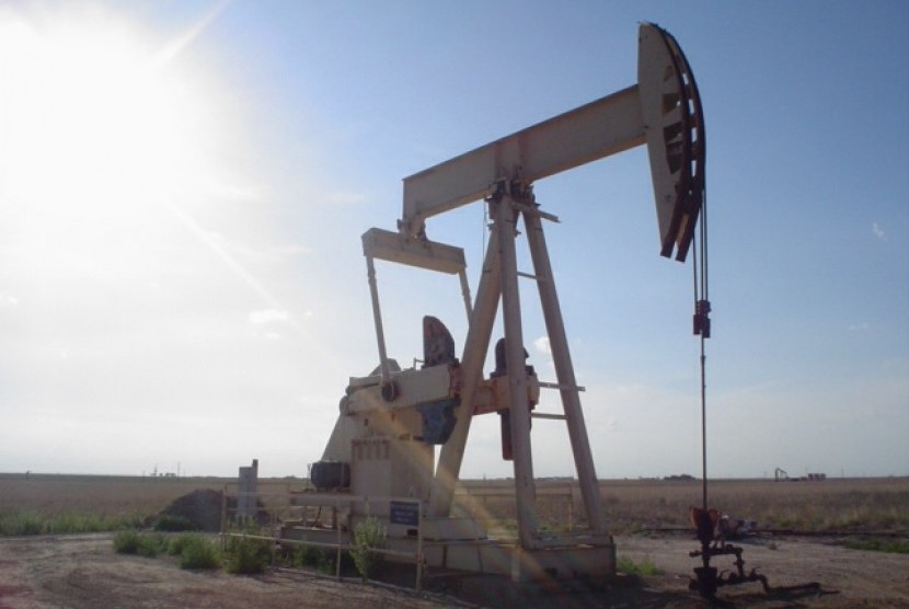 Sebuah mesin berat memompa minyak mentah dari ladang minyak di Lubbock, Texas (ilustrasi)
