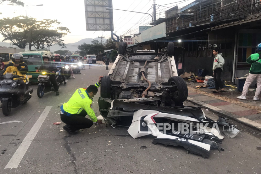 Sebuah minibus bernomor polisi Z 1491 EG terbalik usai menyenggol sepeda motor bernomor polisi Z 5512 PY di Jalan Raya Bandung-Garut, Kabupaten Bandung, Kamis (13/2/2025) dini hari. Akibatnya, dua orang terdiri dari pengemudi dan penumpang minibus serta pengendara sepeda motor mengalami luka ringan. 