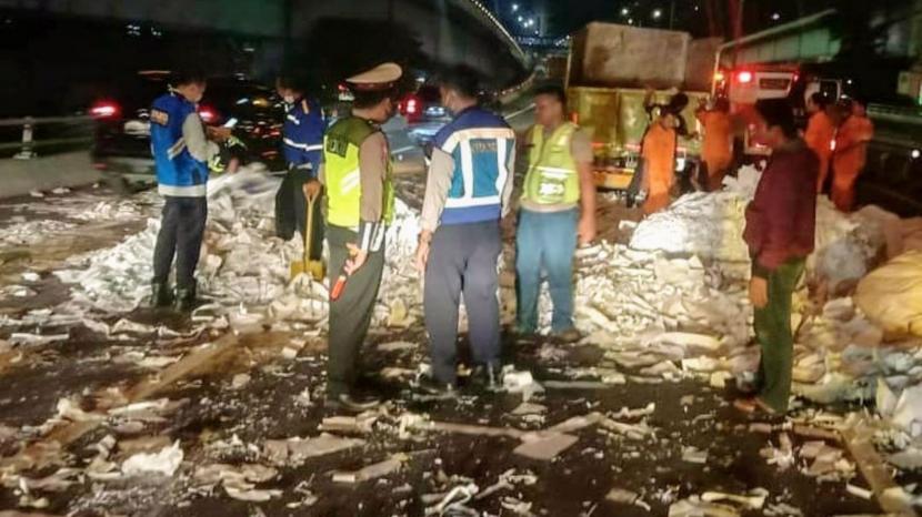 Sebuah minibus menabrak truk hingga terguling di Tomang, Jakarta Barat, Jumat (21/8) malam.