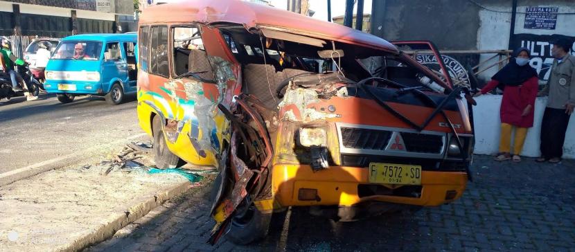 Sebuah minibus ringsek usai terlibat kecelakaan beruntun dengan tiga kendaraan lain di Jalan Raya Tajur, Kecamatan Bogor Timur, Kota Bogor, Kamis (2/12) pagi.