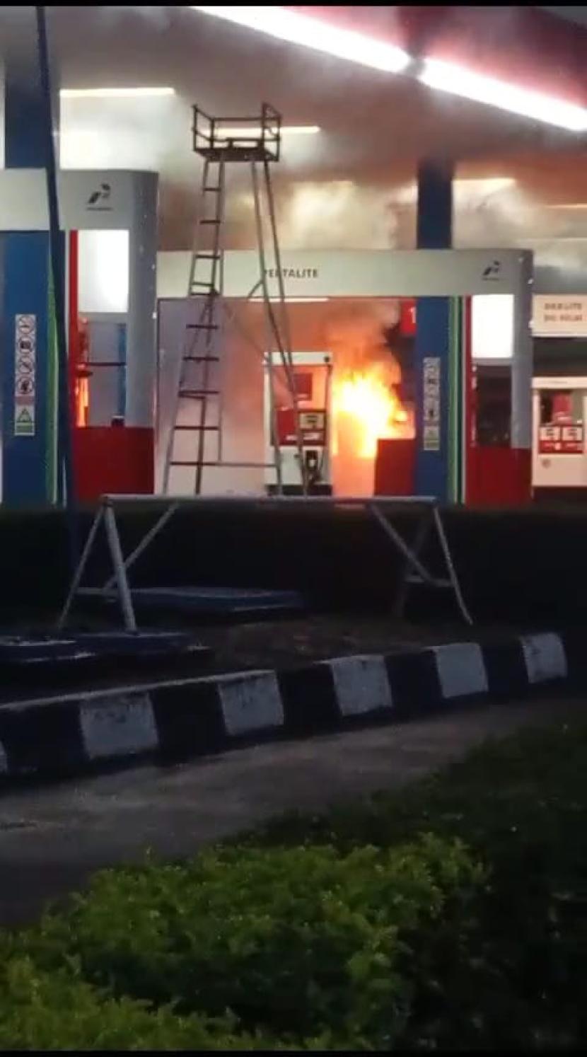 Sebuah minibus terbakar di SPBU Cikamuning, Kampung Cikamuning, Desa Ciburuy, Kecamatan Padalarang, Kabupaten Bandung Barat, Jumat (19/1/2024) malam. Akibat peristiwa tersebut, satu orang mengalami luka bakar di bagian kaki. 