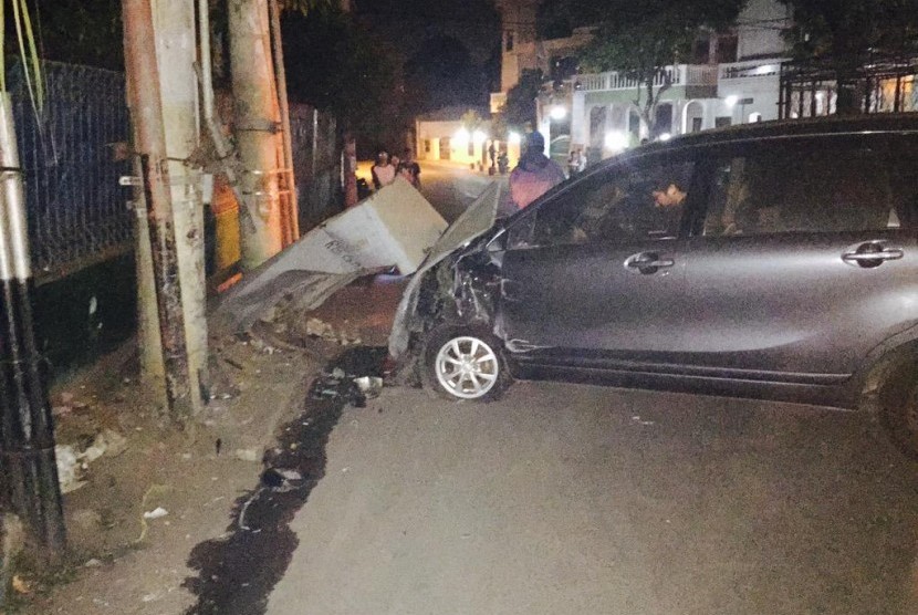 Sebuah minibus Toyota Avanza mengalami kecelakaan tunggal di Jalan Kahfi, Jagakarsa, Jakarta Selatan, Sabtu dini hari (10/10).