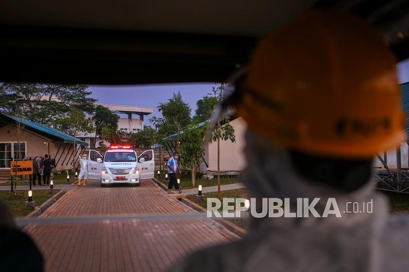Sebuah mobil ambulans membawa pasien COVID-19 di Rumah Lawan COVID-19 (RLC), Tangerang Selatan, Banten, Jumat (19/3/2021). Per Jumat (19/3), jumlah pasien COVID-19 yang dirawat di tempat isolasi berkonsep Tenda Glamour Camping (Glamping) tersebut yakni sebanyak 95 orang dari total kapasitas 150 orang.