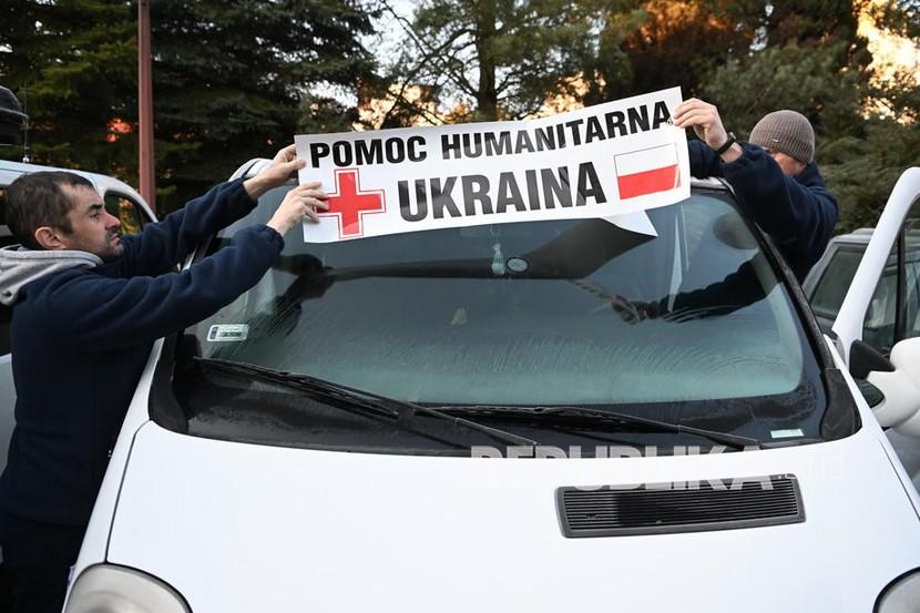 Sebuah mobil dengan bantuan kemanusiaan Polandia disiapkan untuk transportasi ke Ukraina, di Przemysl, Polandia tenggara, 27 Februari 2022. Polandia menyiapkan bantuan kemanusiaan, baik untuk mereka yang membutuhkan di Ukraina dan untuk pengungsi Ukraina di Polandia. 