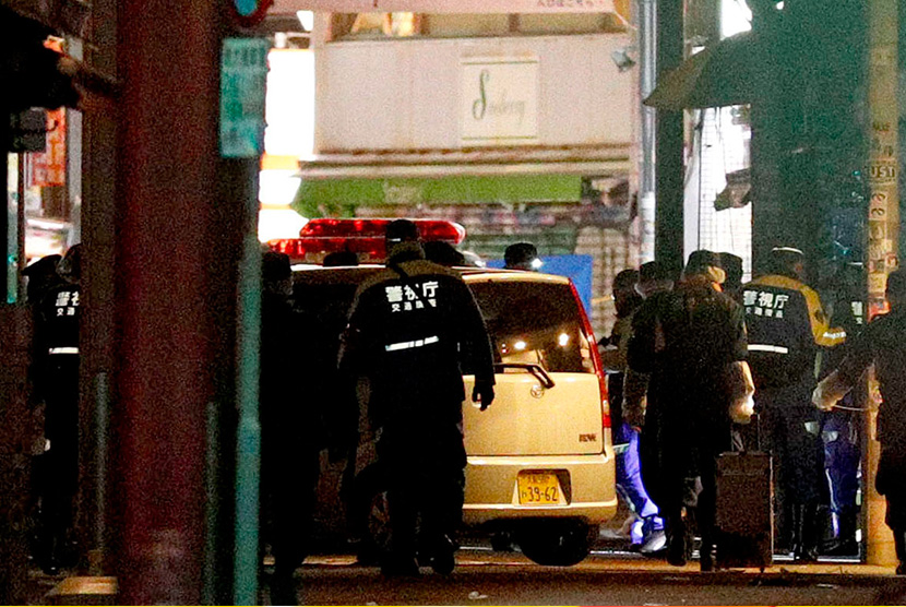 Sebuah mobil diamankan polisi setelah seorang pengemudi menabrakannya ke keramaian dan mencederai delapan orang di Takeshita Street, Tokyo, Selasa (1/1).