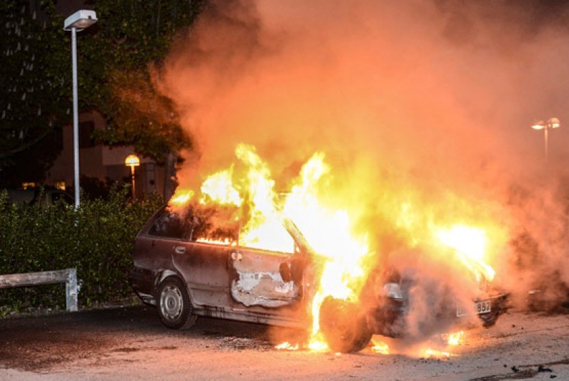 Sebuah mobil dibakar di Stockholm, Swedia. 