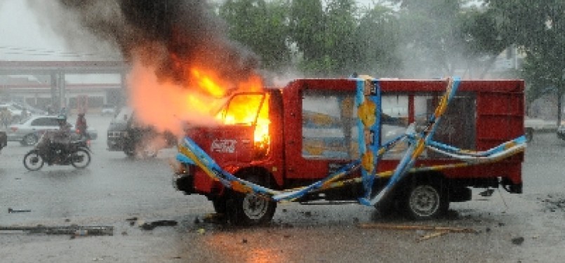 Sebuah mobil dibakar mahasiswa saat berlangsungnya ujuk rasa di kampus Universitas Hasanuddin Makassar, Sulsel, Rabu (21/3). Aksi tersebut sebagai bentuk protes atas rencana pemerintah menuikkan harga BBM.