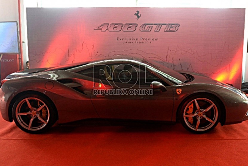 Sebuah mobil Ferrari 488 GTB diperkenalkan kepada wartawan saat peluncuran di showroom Ferrari, Jakarta, Jumat (31/7). 