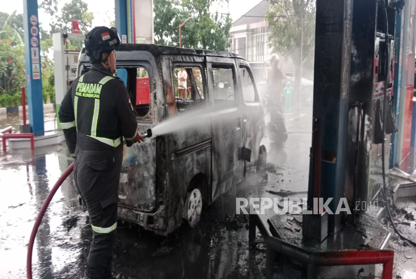 Sebuah mobil Gran Max hangus terbakar saat sedang diisi bahan bakar di SPBU Mandirancan, Kabupaten Kuningan, Selasa (19/8/2025) sekitar pukul 05.40 WIB. 