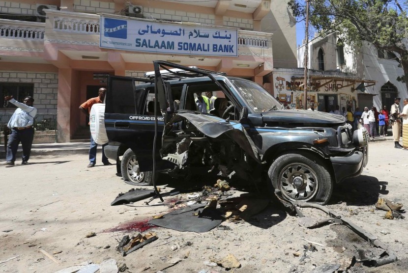 Sebuah mobil hancur akibat serangan bom yang diduga dilakukan kelompok Al Shabaab. (ilustrasi) 