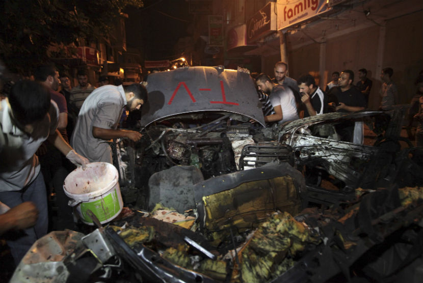 Sebuah mobil hancur akibat terkena serangan udara Israel di Kota Gaza, Palestina, Rabu (9/7).  