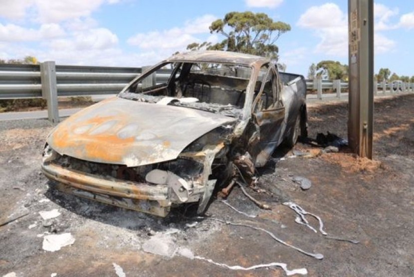 Sebuah mobil hangus terbakar di Sturt Highway. 