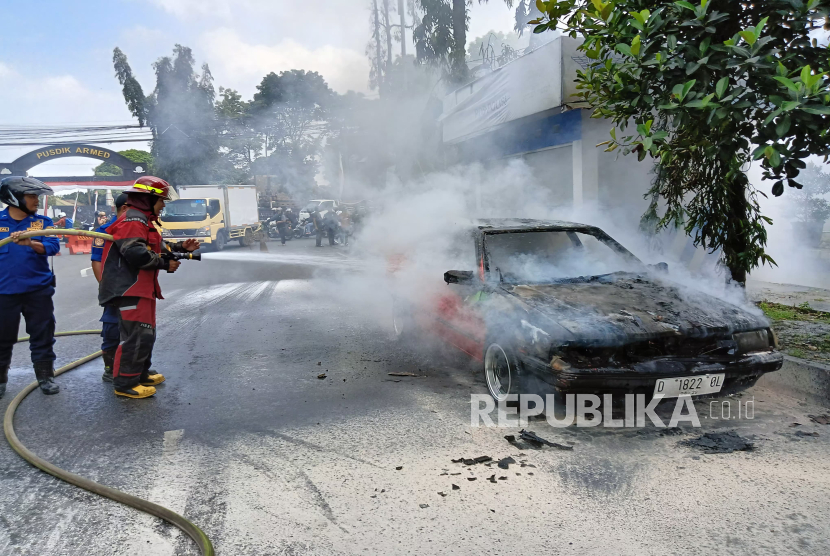 Sebuah Mobil Jenis Ford Laser 1991 Terbakar di Jalan HMS Minaredja, Kelurahan Baros, Kecamatan Cimahi Tengah, Kota Cimahi, Jawa Barat terbakar pada Jumat (22/8/2025).