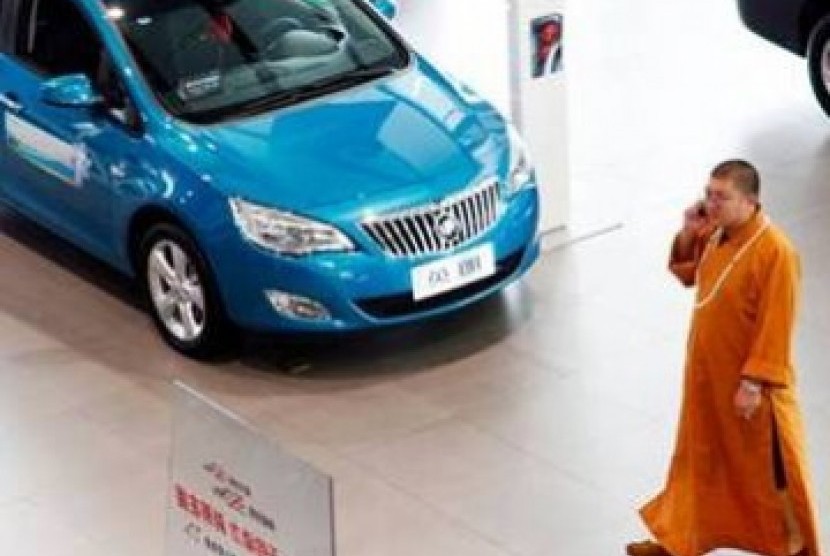 Sebuah mobil keluaran General Motors (GM) dipajang di sebuah toko dealer di Cina