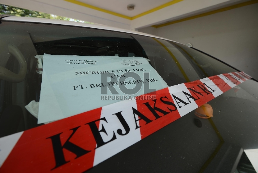 Sebuah mobil listrik hasil sitaan tim penyidik pidana khusus Kejaksaan Agung terparkir di pelataran Gedung Bundar, Kejaksaan Agung, Jakarta, Rabu (24/6).  (Republika/Raisan Al Farisi)