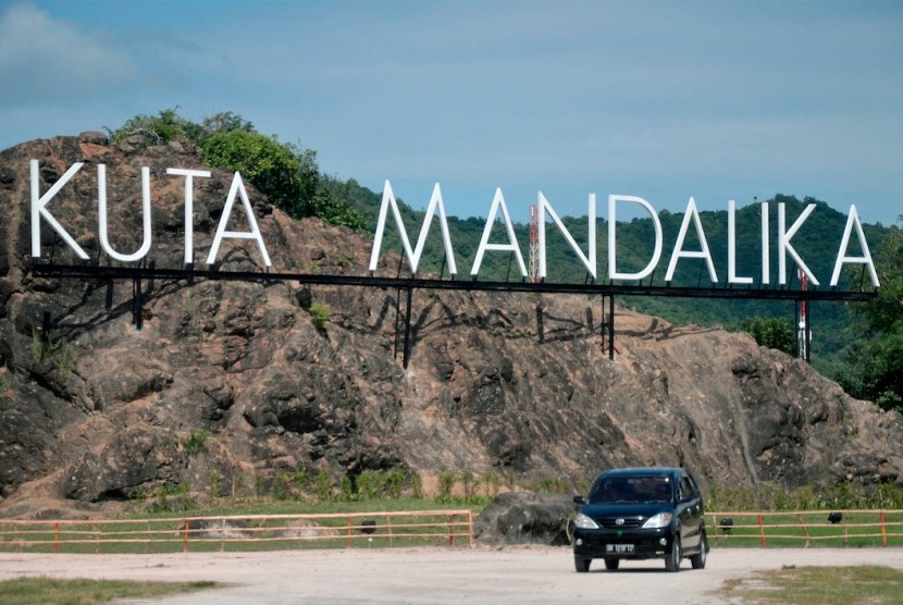 Sebuah mobil melintas dekat 'landmark' Kawasan Ekonomi Khusus Mandalika, Desa Kuta, Kecamatan Pujut, Praya, Lombok Tengah, NTB, Rabu (15/2).