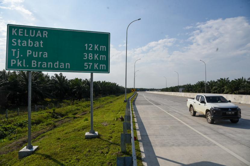 Sebuah mobil melintas di Jalan Tol Trans Sumatera (JTTS) seksi I Binjai-Pangkalan Brandan ruas Binjai-Stabat di kawasan Stabat, Langkat, Sumatra Utara, Jumat (21/1/2022). 