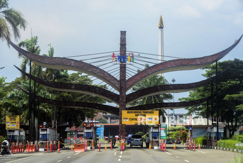 Sebuah mobil melintasi pintu gerbang TMII, Jakarta, Kamis (8/4).. Pemerintah melalui Kementerian Sekretariat Negara (Kemensetneg) mengambil alih pengelolaan Taman Mini Indonesia Indah (TMII) dari Yayasan Harapan Kita.