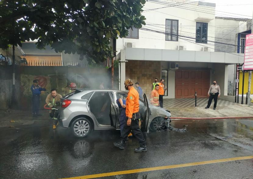 Sebuah mobil mengalami kebakaran di Jalan RA Kosasih Kota Sukabumi dan lamgsung ditangani petugas damkar dan BPBD, Senin (18/1).