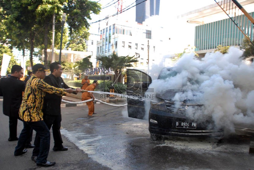  Mobil Alphard Terbakar  di Pintu Keluar Hotel Republika 