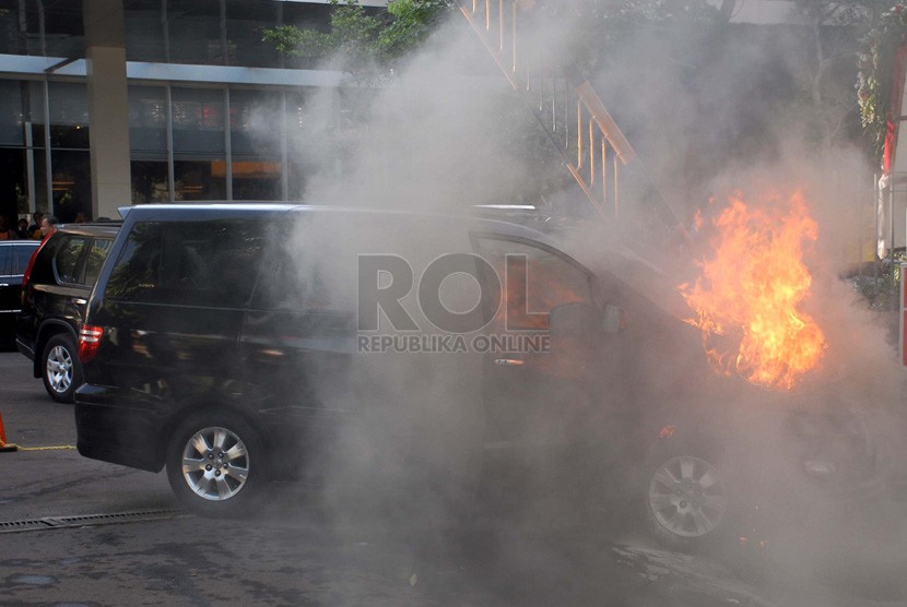 Mobil  Alphard  Terbakar di Pintu Keluar Hotel Republika 