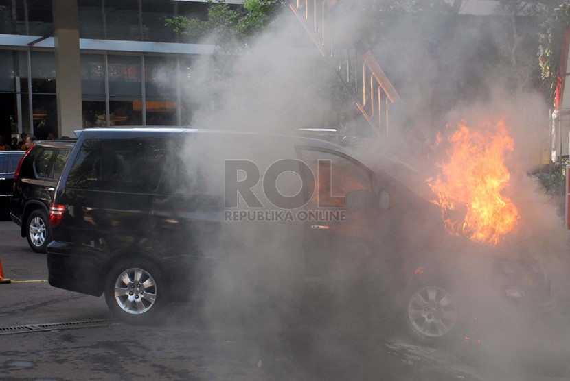  Mobil Alphard Terbakar  di Pintu Keluar Hotel Republika 