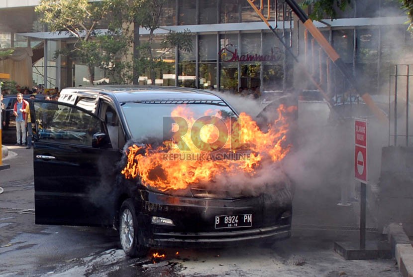  Sebuah minibus jenis Toyota Alphard terbakar di jalan Sultan Iskandar Muda, Pondok Indah, Jakarta Selatan, Senin (11/5) sore (Foto: ilustrasi Toyota Alphard terbakar)
