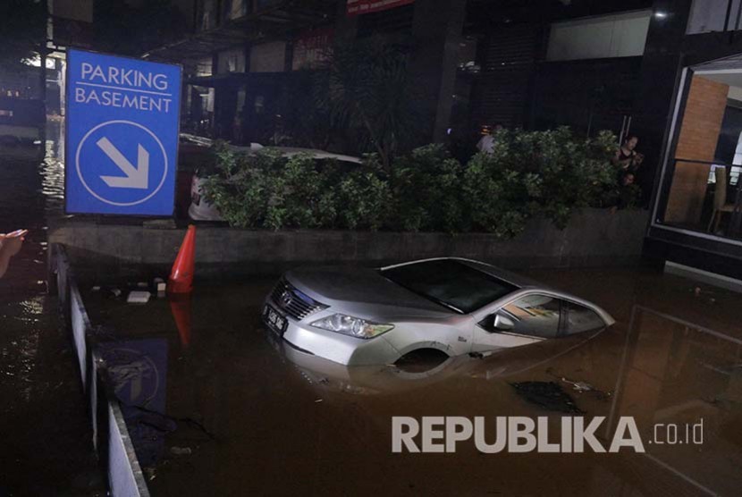 Sebuah mobil mewah terjebak banjir di parkir bawah tanah sebuah pertokoan di kawasan Kemang, Ahad (28/8) dini hari. (Foto: Yogi Ardhi)