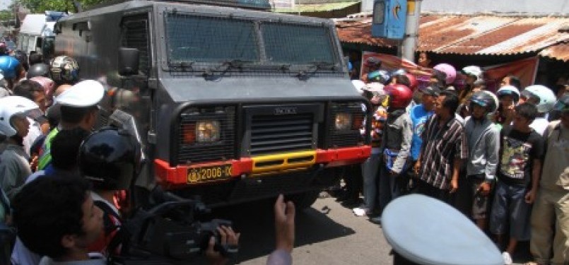 Sebuah mobil milik tim Gegana berusaha memasuki lokasi terjadinya bom bunuh diri di Gereja GBIS Kepunton, Solo, Ahad (25/9). 