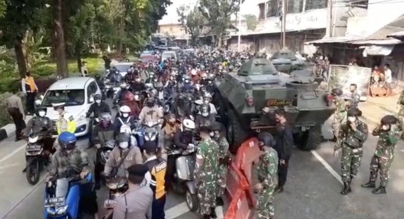 Sebuah mobil panser disiagakan di titik penyekatan Lenteng Agung, Senin (5/6).