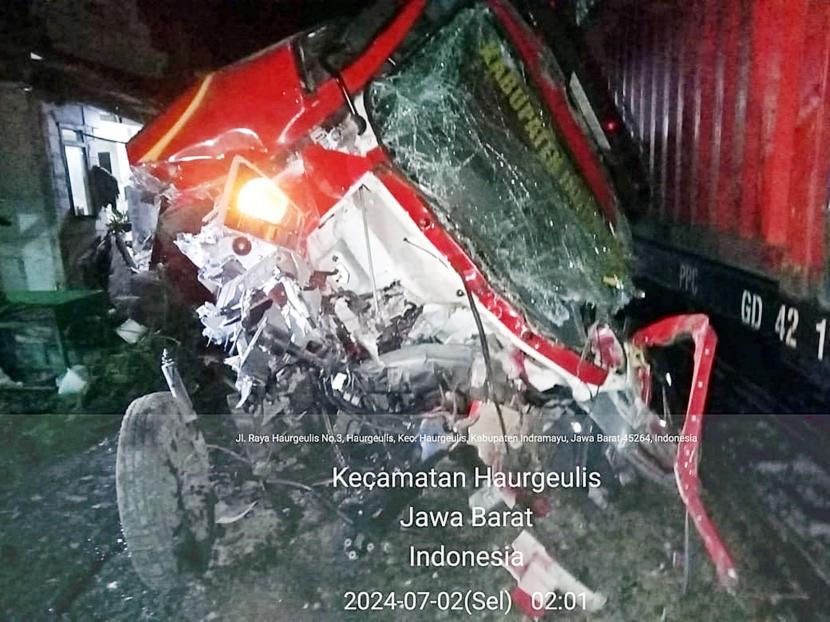 Sebuah mobil pemadam kebakaran milik Pemkab Indramayu tertabrak kereta api barang di perlintasan KM 138+2/3 yang masuk wilayah  Kecamatan Haurgeulis, Kabupaten Indramayu, Selasa (2/7/2024) sekitar pukul 01.55 WIB. 