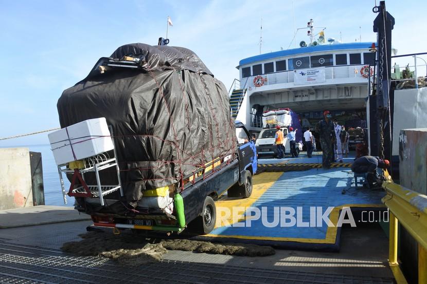 Sebuah mobil pick up memasuki kapal di Pelabuhan Jangkar, Situbondo, Jawa Timur, Kamis (6/5/2021). PT ASDP Indonesia Ferry (Persero) dan Pemerintah Kabupaten Situbondo, Jawa Timur, sepakat menandatangani nota kesepahaman (MoU) Pengelolaan Operasional Pelabuhan Penyeberangan Jangkar di Kabupaten Situbondo, Jawa Timur.