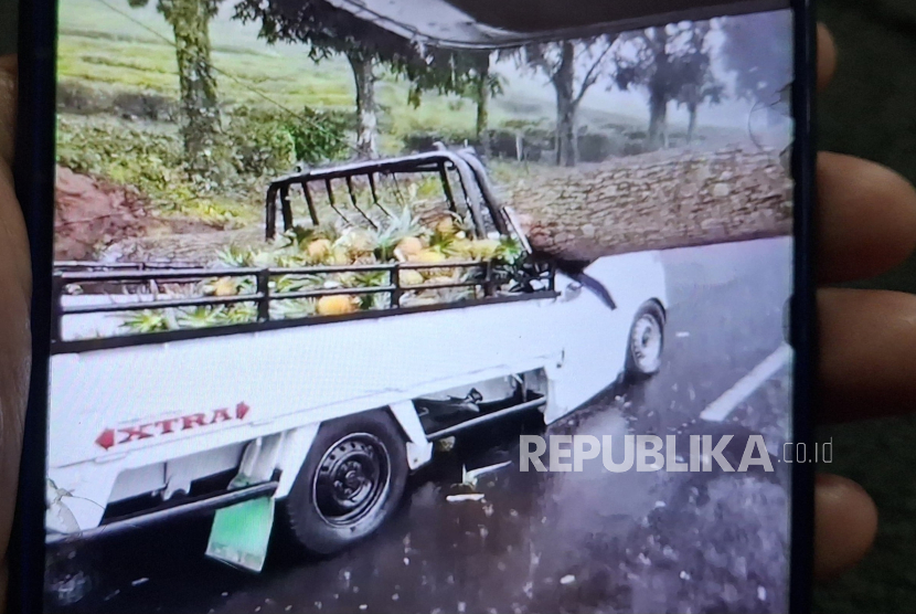 Sebuah Mobil Pick Up Tertimpa Pohon Tumbang di Jalan Raya Bandung-Subang tepatnya di Desa Palasari, Kecamatan Ciater, Kabupaten Subang, Jawa Barat Rabu (22/10/2025).