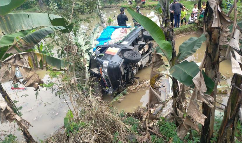 Sebuah mobil pikap mengalami kecelakaan tunggal di Jalan Raya Rajapolah, Kabupaten Tasikmalaya, Selasa (21/7). 