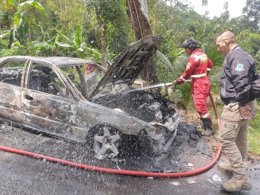 Sebuah mobil sedan Sivic Genio SR 4 AT terbakar di jalan raya baru Bayuning - Cileuleuy Desa Bayuning, Kecamatan Kadugede, Kabupaten Kuningan, Senin (2/5/2022) pukul 11.30 WIB.