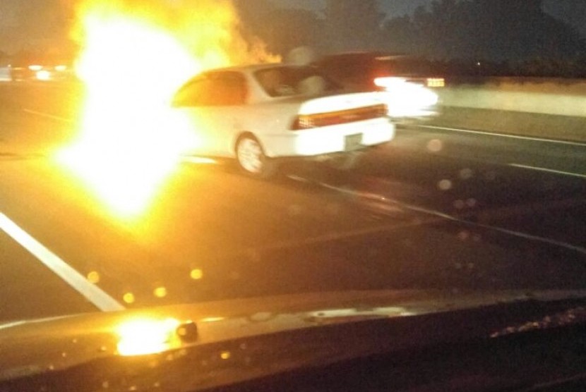 Sebuah mobil sedan terbakar di ruas jalan tol (ilustrasi). Sebuah mobil sedan Mercy terbakar di Tol Cisumdawu saat menuju gerbang Tol Cileunyi.